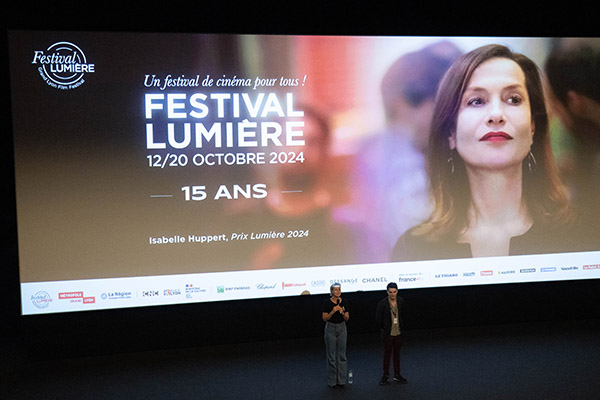 <span style='display:inline-block; background-color:#DF071E; width: 100%;padding:5px;'>Alexandra Lamy</span>