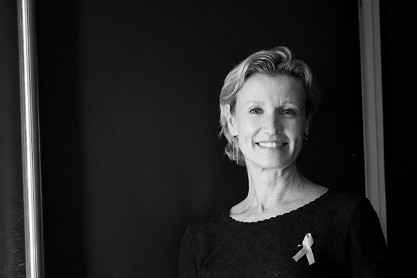 <span style='display:inline-block; background-color:#DF071E; width: 100%;padding:5px;'>Alexandra Lamy</span>