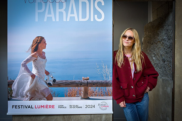 <span style='display:inline-block; background-color:#DF071E; width: 100%;padding:5px;'>Vanessa Paradis</span>