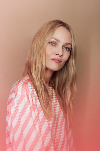 <span style='display:inline-block; background-color:#DF071E; width: 100%;padding:5px;'>Vanessa Paradis</span>