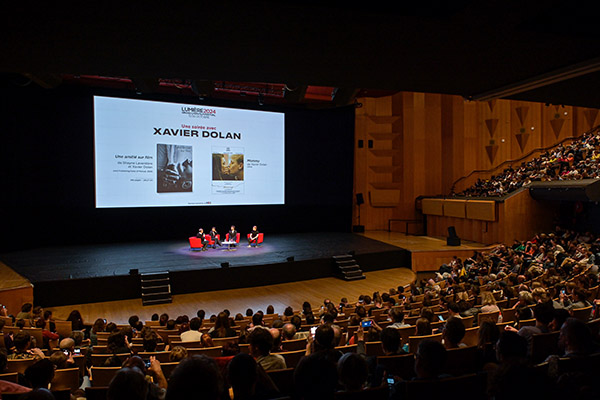 <span style='display:inline-block; background-color:#DF071E; width: 100%;padding:5px;'>UNE SOIRÉE AVEC XAVIER DOLAN</span>