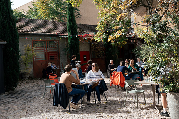 <span style='display:inline-block; background-color:#DF071E; width: 100%;padding:5px;'>Le Café Lumière</span>