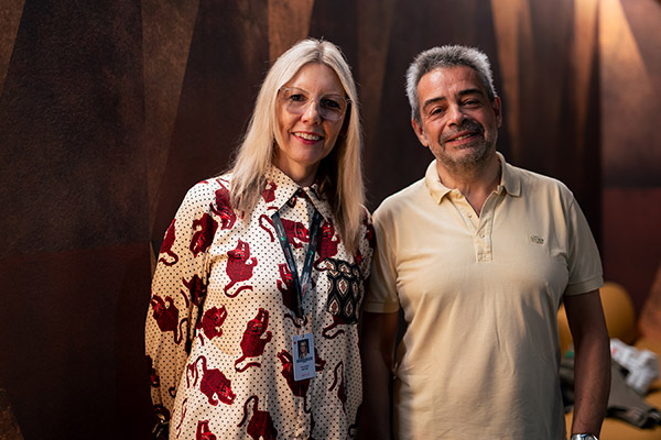 <span style='display:inline-block; background-color:#DF071E; width: 100%;padding:5px;'>Cassandra Moore et Joël Chapron</span>