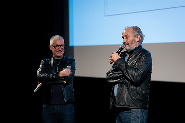 <span style='display:inline-block; background-color:#DF071E; width: 100%;padding:5px;'>Eric Le Roy et Hippolyte Girardot</span>