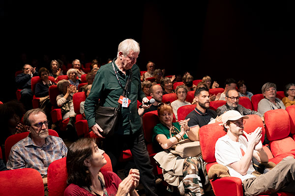 <span style='display:inline-block; background-color:#DF071E; width: 100%;padding:5px;'>Régis Wargnier (ambassadeur Lumière 2024) </span>