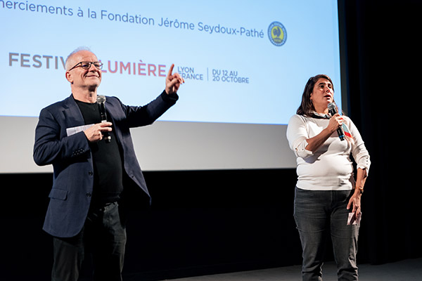 <span style='display:inline-block; background-color:#DF071E; width: 100%;padding:5px;'>Thierry Frémaux et Pénélope Riboud-Seydoux (Fondation Jérôme Seydoux-Pathé)</span>