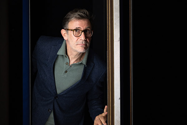 <span style='display:inline-block; background-color:#DF071E; width: 100%;padding:5px;'>Michel Hazanavicius</span>