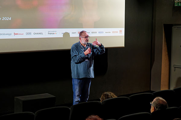 <span style='display:inline-block; background-color:#DF071E; width: 100%;padding:5px;'>Laurent Delmas (journaliste et critique de cinéma, auteur, ambassadeur Lumière 2024) </span>