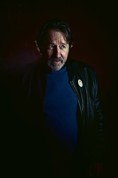 <span style='display:inline-block; background-color:#DF071E; width: 100%;padding:5px;'>Jean-Hugues Anglade</span>