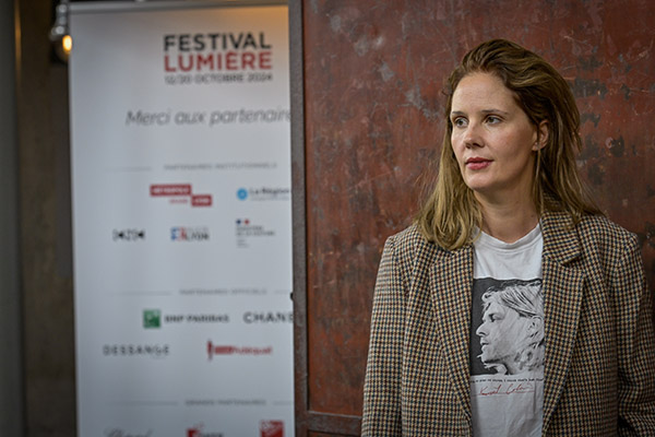 <span style='display:inline-block; background-color:#DF071E; width: 100%;padding:5px;'>Justine Triet</span>