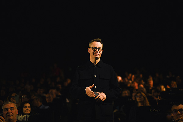 <span style='display:inline-block; background-color:#DF071E; width: 100%;padding:5px;'>Nicolas Winding Refn</span>