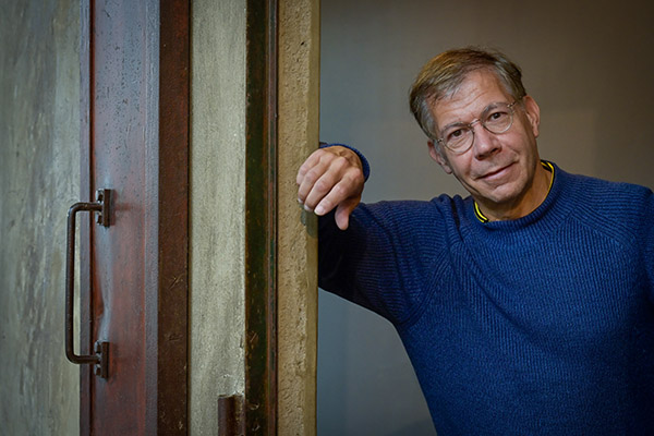 <span style='display:inline-block; background-color:#DF071E; width: 100%;padding:5px;'>Antoine Sire (auteur, ambassadeur Lumière 2024)</span>
