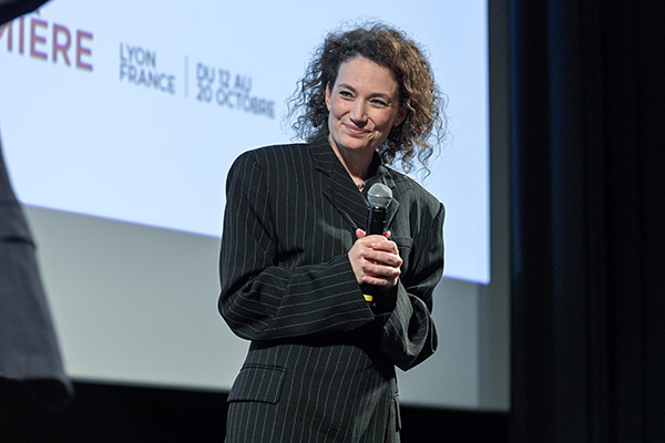 <span style='display:inline-block; background-color:#DF071E; width: 100%;padding:5px;'>Coralie Fargeat</span>