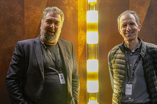 <span style='display:inline-block; background-color:#DF071E; width: 100%;padding:5px;'>György Ráduly et Joël Chapron</span>