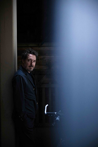 <span style='display:inline-block; background-color:#DF071E; width: 100%;padding:5px;'>Guillaume Gallienne</span>