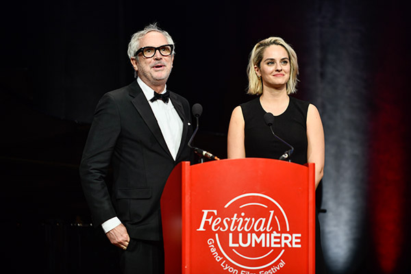 <span style='display:inline-block; background-color:#DF071E; width: 100%;padding:5px;'>Alfonso Cuarón et Noémie Merlant</span>