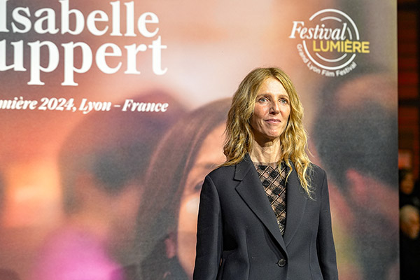 <span style='display:inline-block; background-color:#DF071E; width: 100%;padding:5px;'>Sandrine Kiberlain</span>