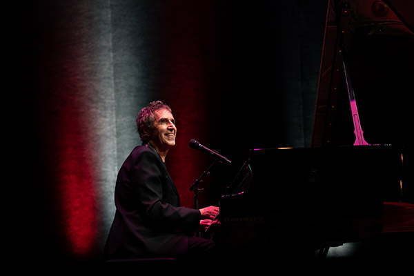 <span style='display:inline-block; background-color:#DF071E; width: 100%;padding:5px;'>Julien Clerc</span>