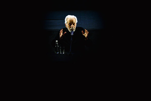 <span style='display:inline-block; background-color:#DF071E; width: 100%;padding:5px;'>MASTER CLASS Rencontre avec Alejandro Jodorowsky autour de son livre <em>Voyage essentiel</em></span>