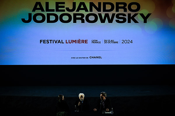 <span style='display:inline-block; background-color:#DF071E; width: 100%;padding:5px;'>MASTER CLASS Rencontre avec Alejandro Jodorowsky autour de son livre <em>Voyage essentiel</em></span>