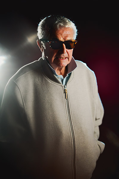 <span style='display:inline-block; background-color:#DF071E; width: 100%;padding:5px;'>Claude Lelouch</span>