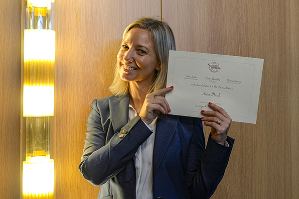<span style='display:inline-block; background-color:#DF071E; width: 100%;padding:5px;'>Anna Marsch (Studiocanal)</span>