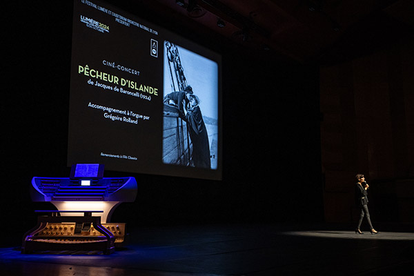 <span style='display:inline-block; background-color:#DF071E; width: 100%;padding:5px;'>CINÉ-CONCERT: Pêcheur d'Islande de Jacques de Baroncelli</span>