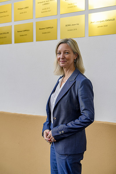 <span style='display:inline-block; background-color:#DF071E; width: 100%;padding:5px;'>Anna Marsh</span>