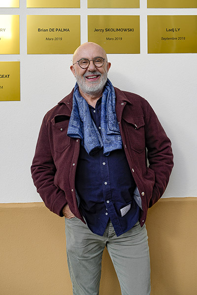 <span style='display:inline-block; background-color:#DF071E; width: 100%;padding:5px;'>Laurent Bouzereau</span>