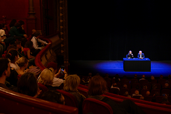<span style='display:inline-block; background-color:#DF071E; width: 100%;padding:5px;'>MASTER CLASS Rencontre avec Isabelle Huppert</span>