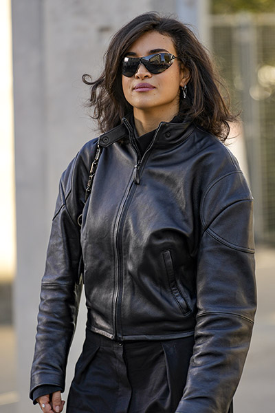 <span style='display:inline-block; background-color:#DF071E; width: 100%;padding:5px;'>Camélia Jordana - Sortie d'Usine</span>