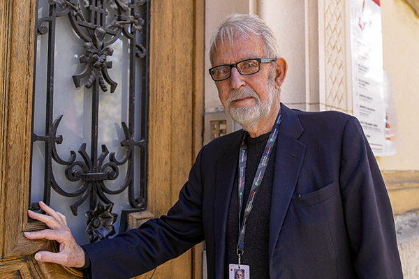 <span style='display:inline-block; background-color:#DF071E; width: 100%;padding:5px;'>Walter Murch</span>