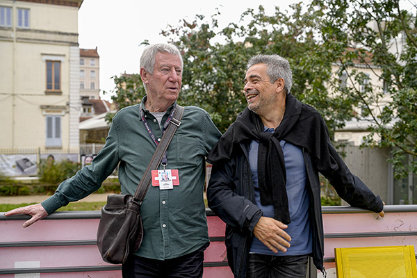 <span style='display:inline-block; background-color:#DF071E; width: 100%;padding:5px;'>Regis Wargnier et Joël Chapron</span>