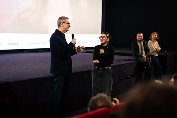 <span style='display:inline-block; background-color:#DF071E; width: 100%;padding:5px;'>Nicolas Winding Refn</span>